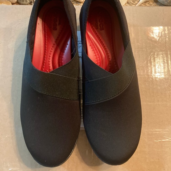 crocs women's busy day stretch asymmetrical wedge